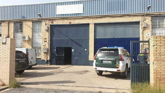 Archivo - Inspección policial en la nave de Magrudis