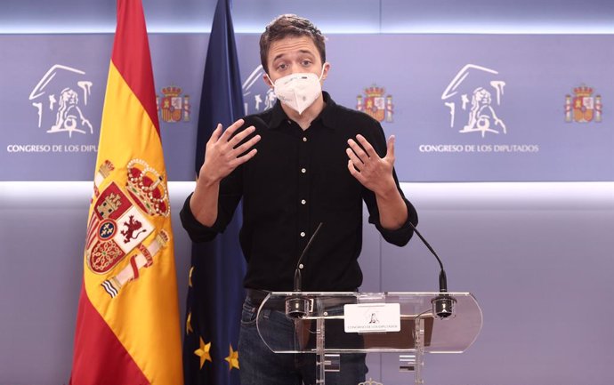 El líder de Más País, Íñigo Errejón, responde en una rueda de prensa posterior a una reunión de la Junta de Portavoces en el Congreso de los Diputados, en Madrid (España), a 23 de febrero de 2021.