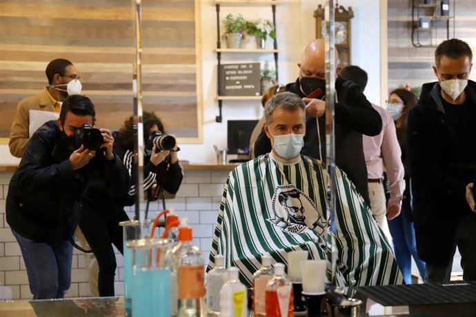 Toni Cantó se corta el pelo para pedir una bajada del IVA