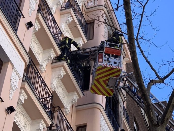 Muere un anciano de 93 años en el incendio de su casa en el paseo de Reina Cristina de Madrid