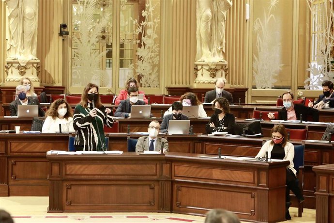 La presidenta del Govern, Francina Armengol, contestando a una pregunta durante el pleno del Parlament.