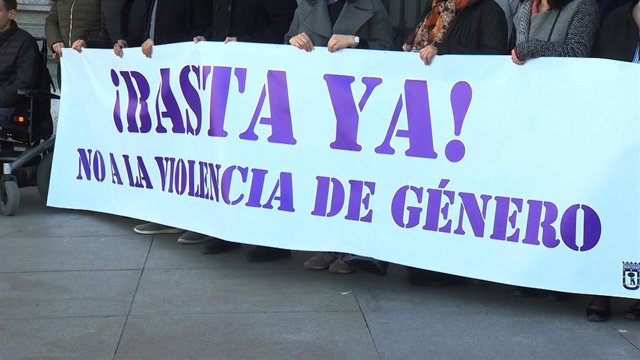 Archivo - Pancarta sostenida durante el minuto de silencio guardado frente al Ayuntamiento de Madrid