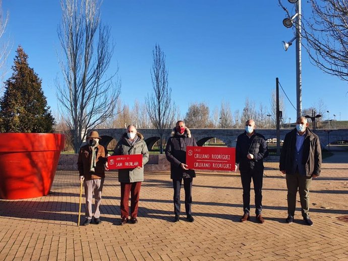 El alcalde de León, José Antonio Diez, en la barriada de Puente Castro con una de las nuevas placas colocadas en la ciudad.