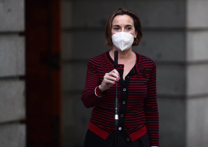 La portavoz del PP en el Congreso de los Diputados, Cuca Gamarra, responde a los medios en una rueda de prensa convocada en las inmediaciones del Congreso 