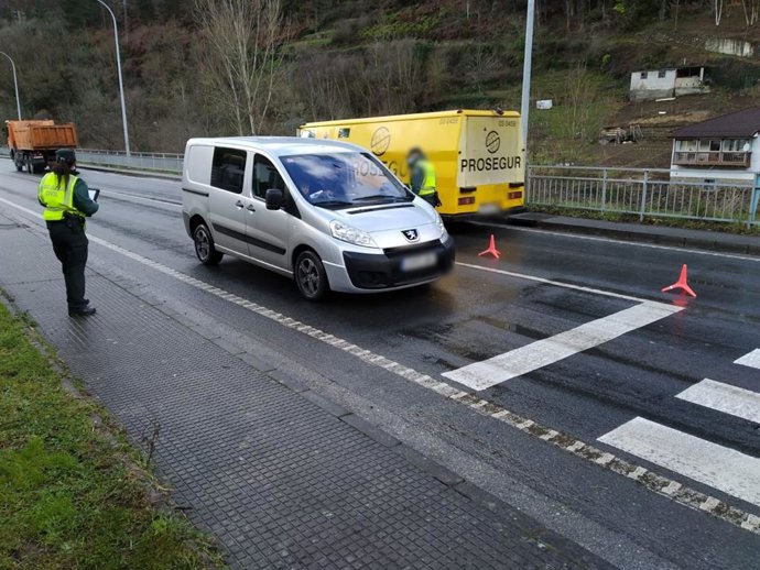 Archivo - Controles de la Guardia Civil en Cangas del Narcea en el día que entra en vigor el cierre perimetral del municipio por alta incidencia del COVID-19.