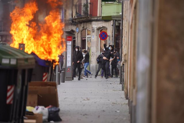 Un contenedor arde durante los altercados producidos en una manifestación contra el encarcelamiento de Pablo Hasel en el sexto día de protestas, en la Plaza de Arriaga, Bilbao