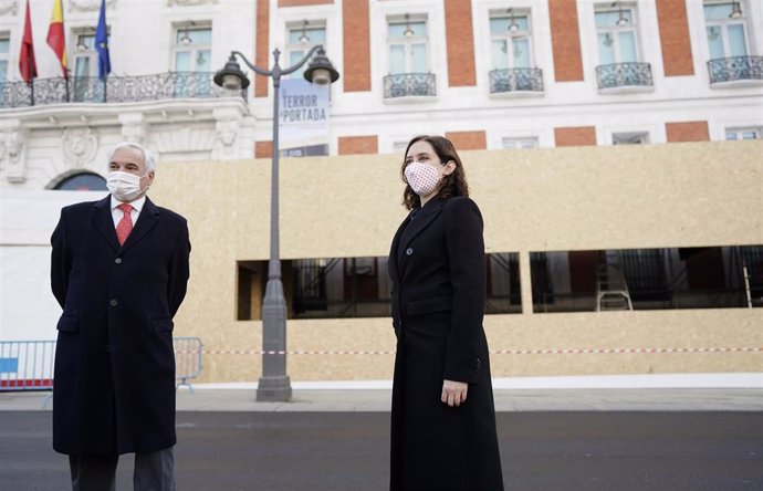 Archivo - La presidenta de la Comunidad de Madrid, Isabel Díaz Ayuso, y el presidente de CEIM, Miguel Garrido, visitan el montaje del Belén de la Puerta del Sol.