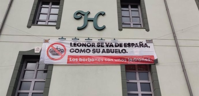 Pancarta contra la Casa Real colocada en el hotel ocupado por el colectivo Centro Social La Molinera, en Valladolid.