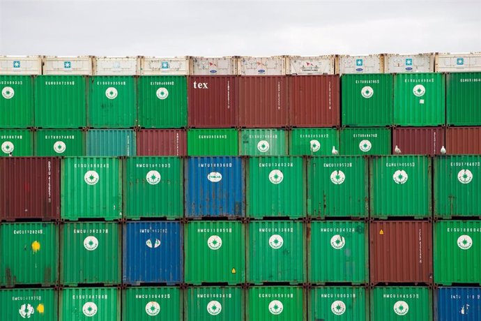 Archivo - 13 December 2020, England, Felixstowe: Shipping containers are unloaded from a cargo ship at the Port of Felixstowe in Suffolk. Shipments of personal protective equipment have been clogging UK ports causing huge delays compounded by retailers 