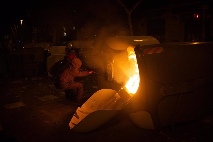 Manifestantes destrozan mobiliario urbano durante una manifestación contra el encarcelamiento del rapero y poeta Pablo Hasel en Barcelona (España), a 18 de febrero de 2021.