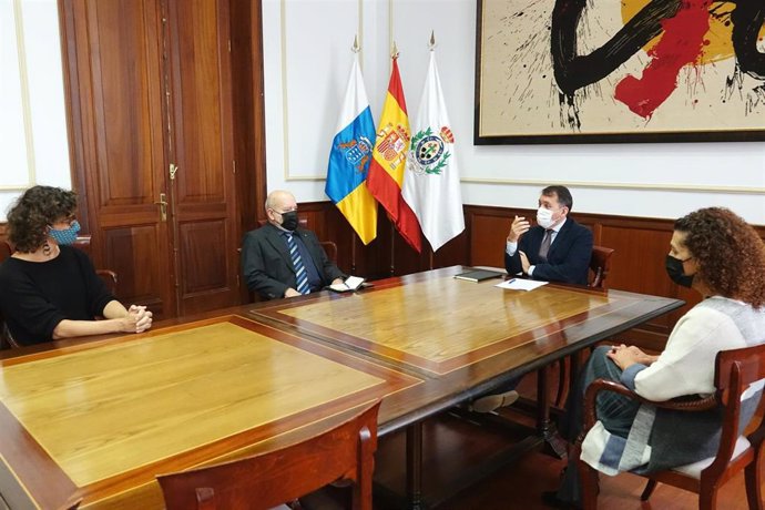El alcalde de Santa Cruz de Tenerife, José Manuel Bermúdez, se reúne con el presidente del CD Tenerife, Miguel Concepción, para estudiar los actos del centenario