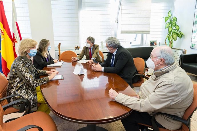 La consejera de Educación y Formación Profesional, Marina Lombó, se reúne con Unión Profesional Cantabria