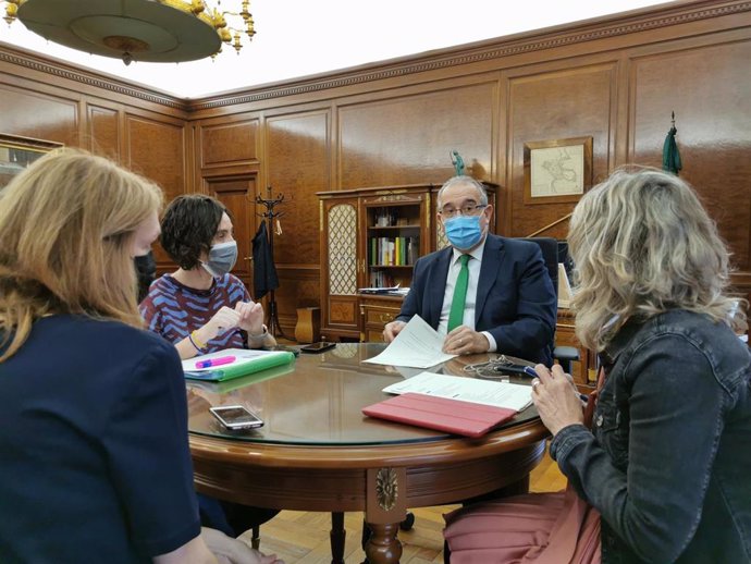 Reunión del Ayuntamiento de Pamplona con representantes del Departamento de Salud