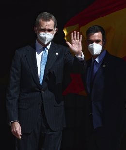 El Rey Felipe VI (i) saluda acompañado del presidente del Gobierno, Pedro Sánchez, durante el acto con motivo del 40 aniversario del 23 de febrero de 1981 celebrado en el Salón de Pasos Perdidos del Congreso de los Diputados, en Madrid, (España), a 23 d