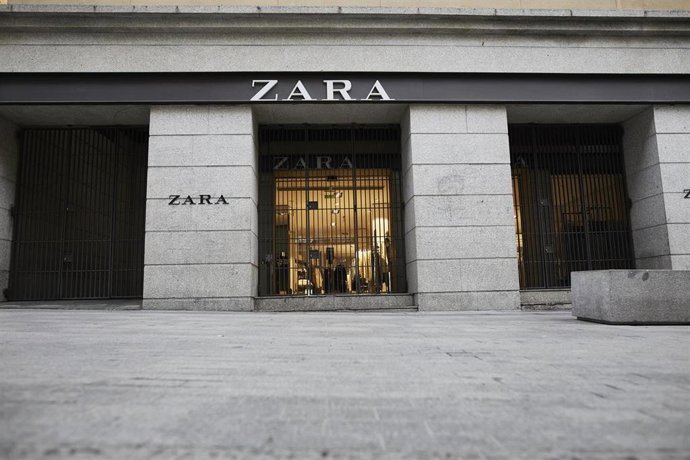 Archivo - Fachada y letrero del primer local de Zara que abrió en la capital junto a la Puerta del Sol, en Madrid, (España)