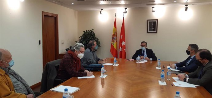 El consejero de Justicia, Interior y Víctimas, Enrique López, Enrique López, se reúne con vecinos de Centro y Chamberí para analizar la problemática de las fiestas ilegales.