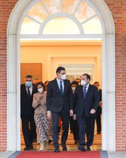 El presidente del Gobierno, Pedro Sánchez (i), conversa con el ministro de Transportes, Movilidad y Agenda Urbana, José Luis Ábalos, a su salida del edificio del Consejo de Ministros en el Complejo de Moncloa, en Madrid (España), a 2 de febrero de 2021.