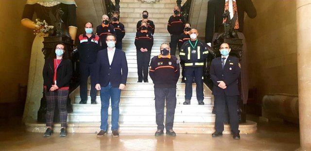 El alcalde de Palma, Jose Hila, acompañado de la regidora de Seguridad Ciudadana, Joana Adrover, saludan a la nueva cúpula de Protección Civil