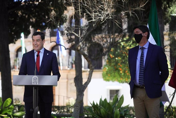 El presidente de la Junta, Juanma Moreno, y el vicepresidente y consejero, Juan Marín, este martes en la rueda de prensa tras el Consejo de Gobierno, reunido en Ronda (Málaga).