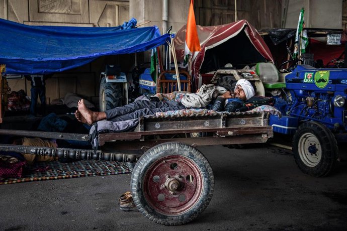 Un manifestante indio descansa durante las protestas. 