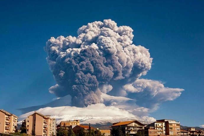 Erupción del volcán Etna. 