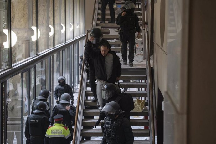 Los Mossos se llevan detenido a Pablo Hasel en la Universidad de Lleida, el pasado 16 de febrero