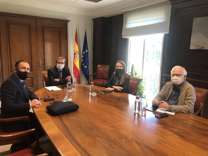 El secretario de Estado de Memoria Democrática recibe a Inés Núñez, hija de una víctima de abusos policiales