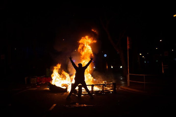 Foguera en els aldarulls durant una manifestació contra l'empresonament del raper i poeta Pablo Hasél, als Jardins de Grcia a Barcelona. Catalunya (Espanya), 17 de febrer del 2021. 