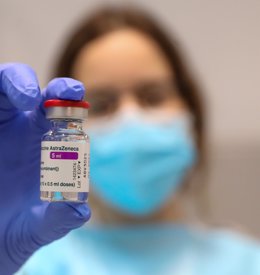 Una profesional sanitaria sostiene un frasco con la vacuna contra el COVID-19 de AstraZeneca, foto de recurso