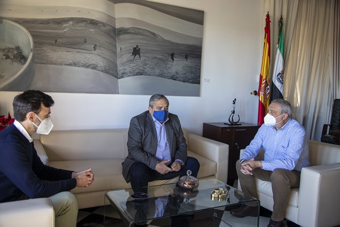 El presidente de la Diputación de Cáceres se reúne con el rector de la UEx