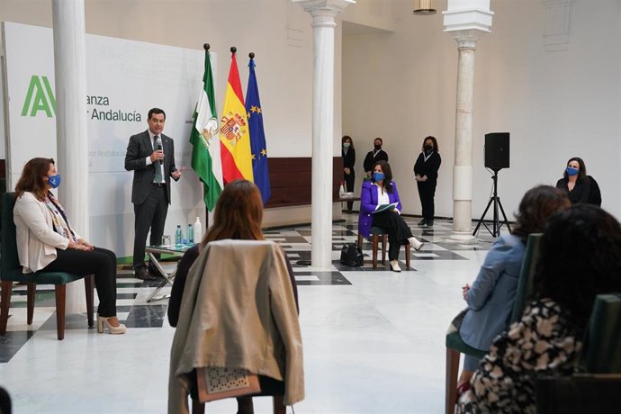 Archivo - El presidente de la Junta, Juanma Moreno, en su intervención ante la Asociación Andaluza de Mujeres Empresarias del Sector del Medio Ambiente (Ansemac) en noviembre de 2020.
