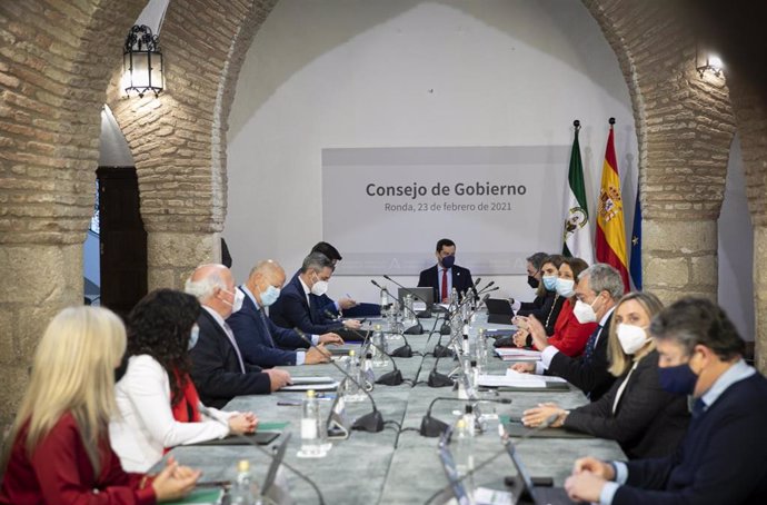 El presidente de la Junta de Andalucía, Juanma Moreno (c), junto a los consejeros, durante la reunión semanal del Consejo de Gobierno de la Junta de Andalucía, celebrada hoy en el municipio de Ronda. En Málaga (Andalucía, España), a 23 de febrero de 202