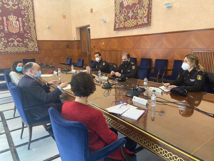 El subdelegado del Gobierno de España en Zaragoza, Fernando Beltrán, se reúne con responsables de la Unidad de Violencia sobre la Mujer de la Delegación y de la Unidad de Atención a la Familia y Mujer (UFAM) de la Policía Nacional.