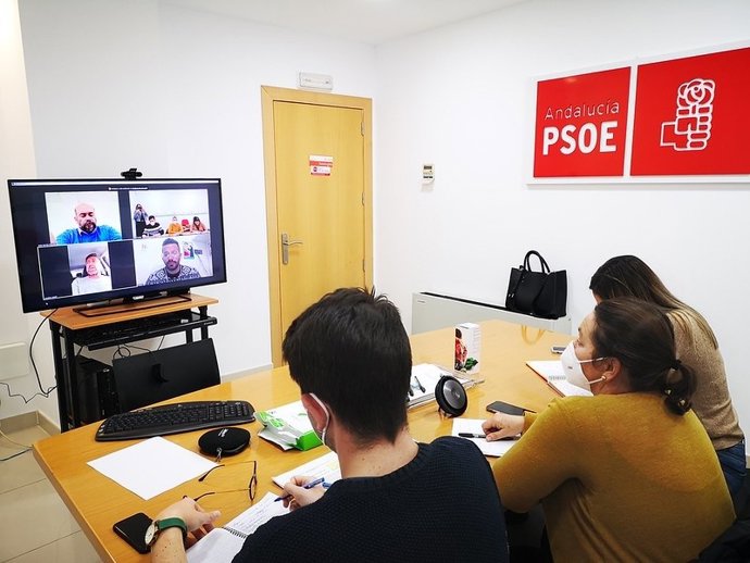 Reunión del PSOE de Huelva con miembros de colectivos LGTBI.