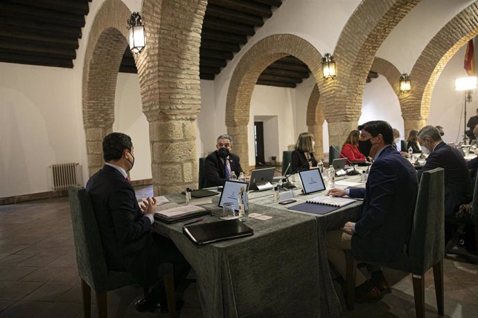 El presidente de la Junta de Andalucía, Juanma Moreno (i), junto a los consejeros, durante la reunión semanal del Consejo de Gobierno de la Junta de Andalucía, celebrada hoy en el municipio de Ronda. En Málaga (Andalucía, España), a 23 de febrero de 202