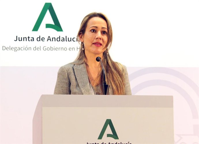 Archivo - La delegada de la Junta en Huelva, Bella Verano, durante la presentación de las Banderas de Andalucía en Huelva.