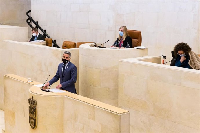 El vicdepresidente regional, Pablo Zuloaga, en la Comisión de Cultura del Parlamento