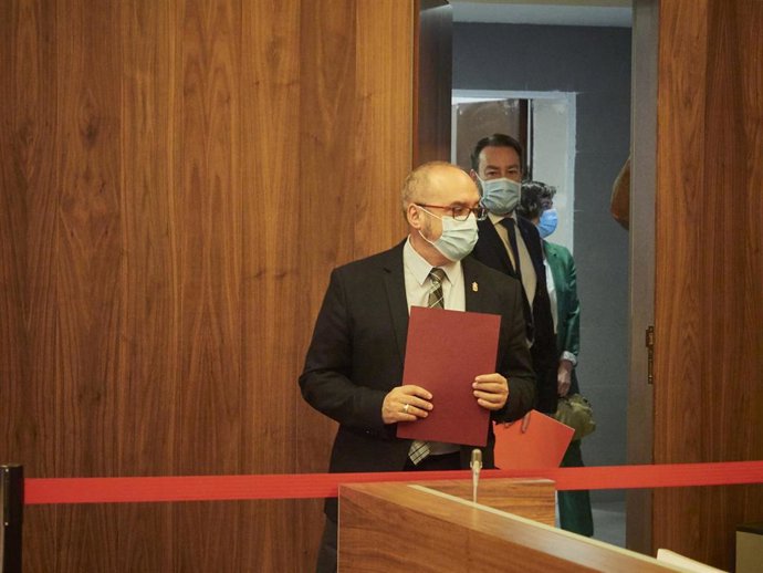 Archivo - El consejero de Universidad, Innovación y Transformación Digital del Gobierno de Navarra, Juan Cruz Cigudosa, delante del rector de la UPNA, Ramón Gonzalo, en una imagen de archivo.