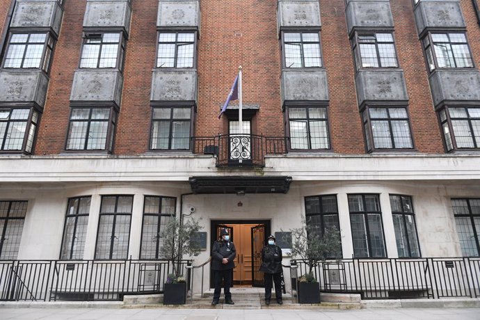 22 February 2021, United Kingdom, London: Police officers stand guard at the entrance to the King Edward VII Hospital, where the Duke of Edinburgh, Prince Philip, was admitted on Tuesday evening as a precautionary measure after feeling unwell. Photo: Do