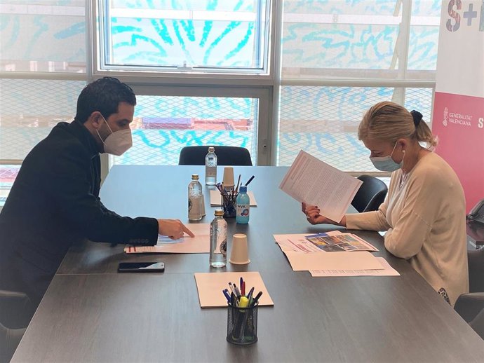 La consellera de Justicia, Gabriela Bravo, y el alcalde de Paterna, Juan Antonio Sagredo