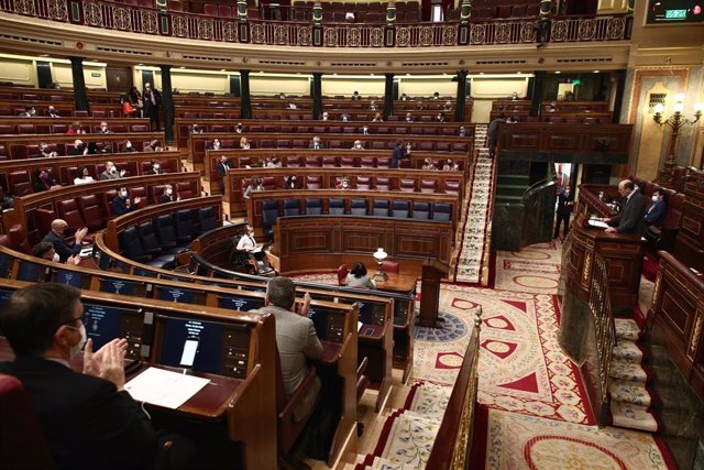 Componentes del hemiciclo aplauden, a excepción de Vox y algunos miembros del PP, durante la lectura de los nombres de las 1081 mujeres asesinadas por violencia de género en España desde 2003, en una sesión plenaria en el Congreso de los Diputados, en Mad