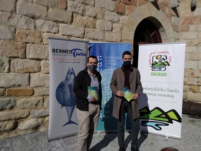 El alcalde de Bermeo, Aritz Abaroa, y el presidente de Bermeo Tuna World Capital, Ignacio Serrats.