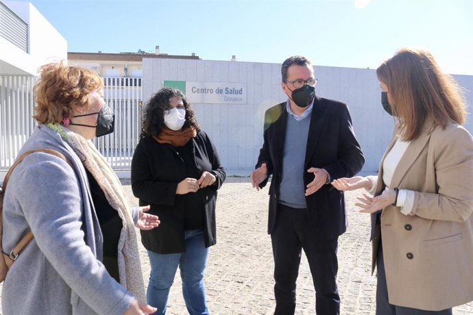 El presidente del PP de Huelva, Manuel Andrés González, en el centro de salud de Gibraleón (Huelva).