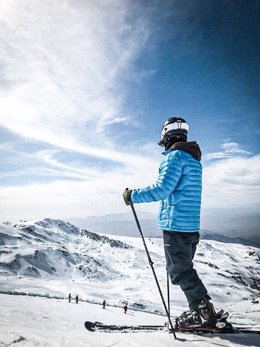 Esquiador en la estación de esquí de Sierra Nevada en una imagen de archivo