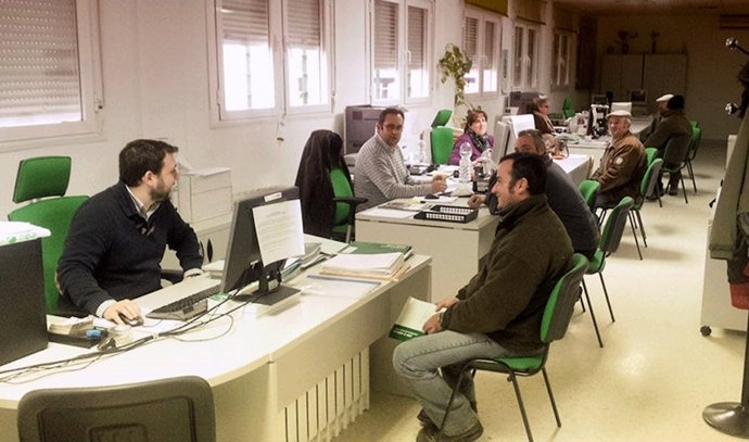 Archivo - Agricultores atendidos por funcionarios en una oficina comarcal agraria (OCA) en una imagen de archivo 