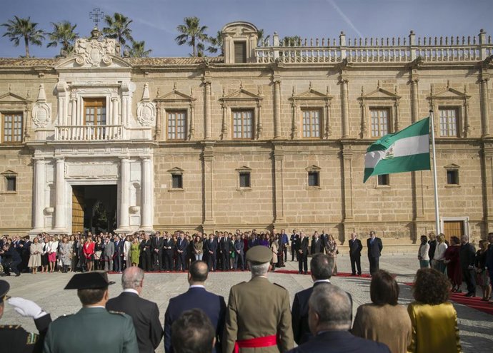 Archivo - Izada de la bandera de Andalucía ante la fachada principal con motivo del Día de Andalucía. En el Parlamento de Andalucía, Sevilla (Andalucía, España) a 28 de febrero de 2020.