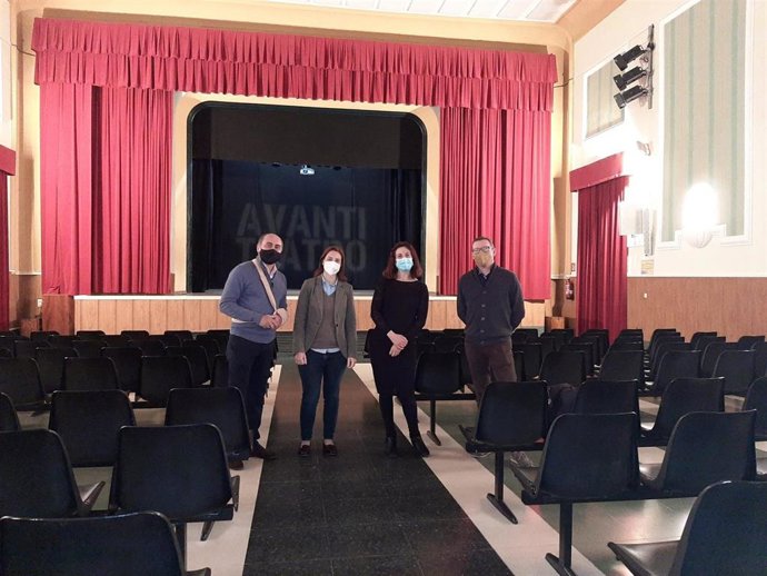 La delegada territorial de Cultura y Patrimonio en Córdoba, Cristina Casanueva (segunda por la izda.), en el Teatro Avanti.