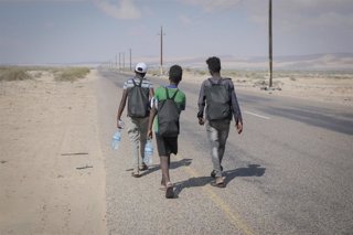 Archivo - Migrantes caminando por la costa de Shabwah, en Yemen