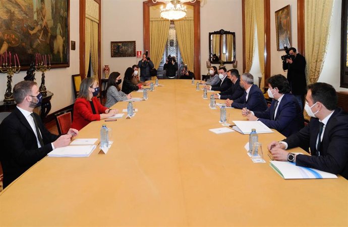 Reunión de representantes de las administraciones central, autonómica y local sobre la deuda del puerto de A Coruña y el futuro de la fachada marítima en un encuentro convocado por el gobierno local coruñés