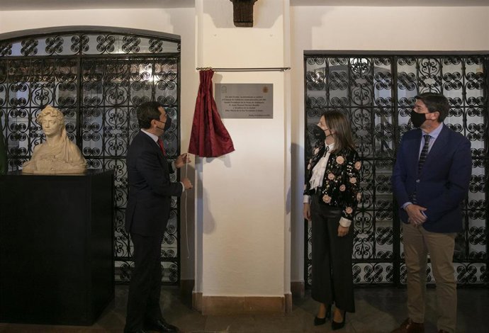 El presidente de la Junta de Andalucía, Juanma Moreno (i), junto a la alcaldesa de Ronda, María de La Paz Fernández (c), y el vicepresidente de la Junta de Andalucía, Juan Marín (d), tras el Consejo de Gobierno  celebrado hoy en Ronda.